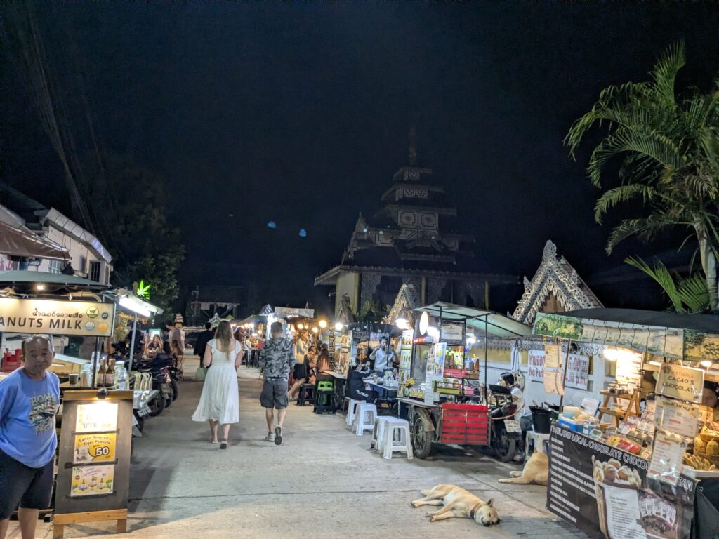 Nachtmarkt auf der Hauptstraße von Pai