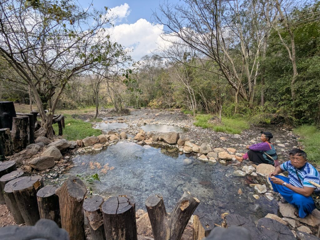 Am Ursprung der heißen Quelle kochen die Einheimischen Eier